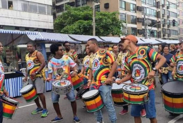 O bloco Olodumaré oferece oficinas de percussão em Niterói, na região metropolitana do Rio de Janeiro