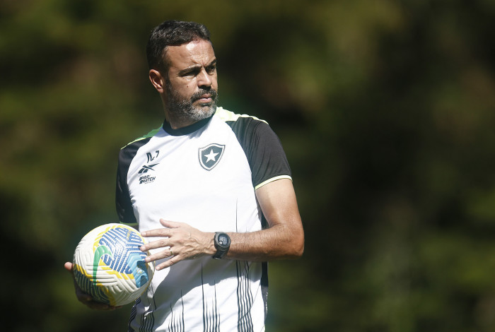 Artur Jorge. Treino do Botafogo, Esoaco Lonier. 17 de Junho. de 2023, Rio de Janeiro, RJ, Brasil. Foto: Vitor Silva/Botafogo. 
Imagem protegida pela Lei do Direito Autoral Nº 9.610, DE 19 DE FEVEREIRO DE 1998. Sendo proibido qualquer uso comercial, remunerado e manipulacao/alteracao da obra.
