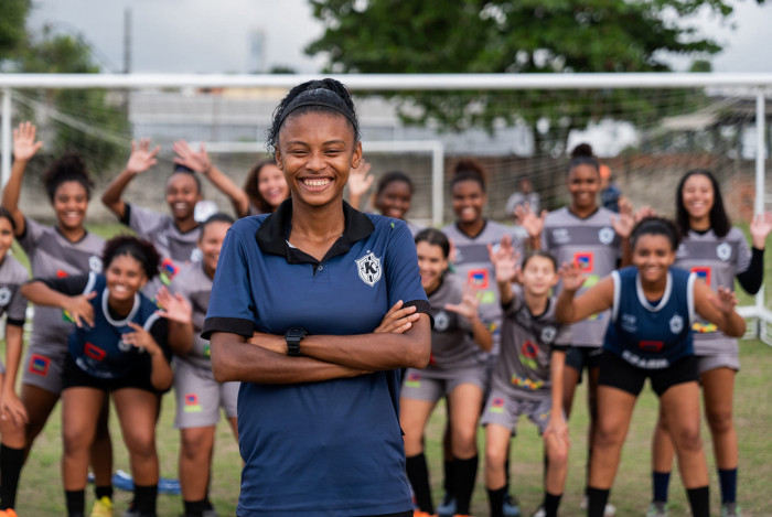 Layza Cristina Rosa, com apenas 5 anos, começou a jogar futebol com seus primos