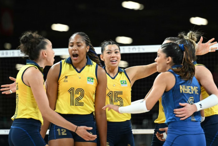 Seleção feminina de vôlei supera Turquia, ganha o bronze e se livra de frustração em Paris