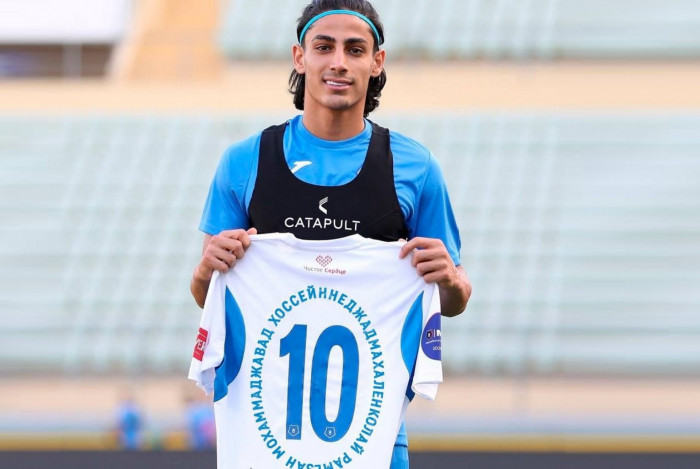 Mohammad Javad Hosseinnejad Mahalleh Kolaei, de 21 anos, fez sua primeira apari&ccedil;&atilde;o pelo clube carregando uma camiseta com seu nome completo nas costas