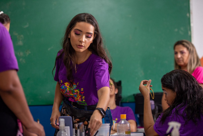 Stefany Rago, moradora Complexo da Maré, incentiva novos alunos a participarem do projeto 