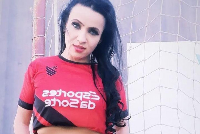 A modelo paranaense Imola Urach, Musa do Athletico-PR pelo concurso Musa do Brasileirão, postou algumas fotos bem sensuais do seu último ensaio com a camisa do Furacão 