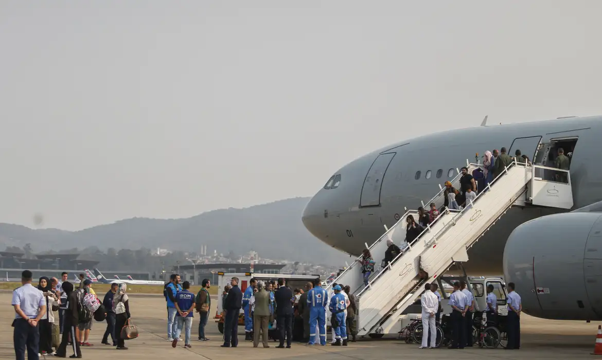 Aeronave parte de SP para terceiro voo de repatriação de brasileiros
