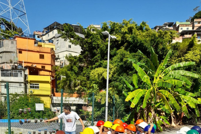 Cerca de 780 crianças participam de aulas de educação ambiental, moradores locais são contratados para operar a torre, e os alimentos cultivados sem agrotóxicos são distribuídos para a comunidade