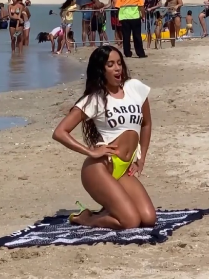 Anitta Aparece Sensualizando Na Areia Em Vídeo De Clipe No Piscinão De Ramos Mh Celebridades E Tv 1150